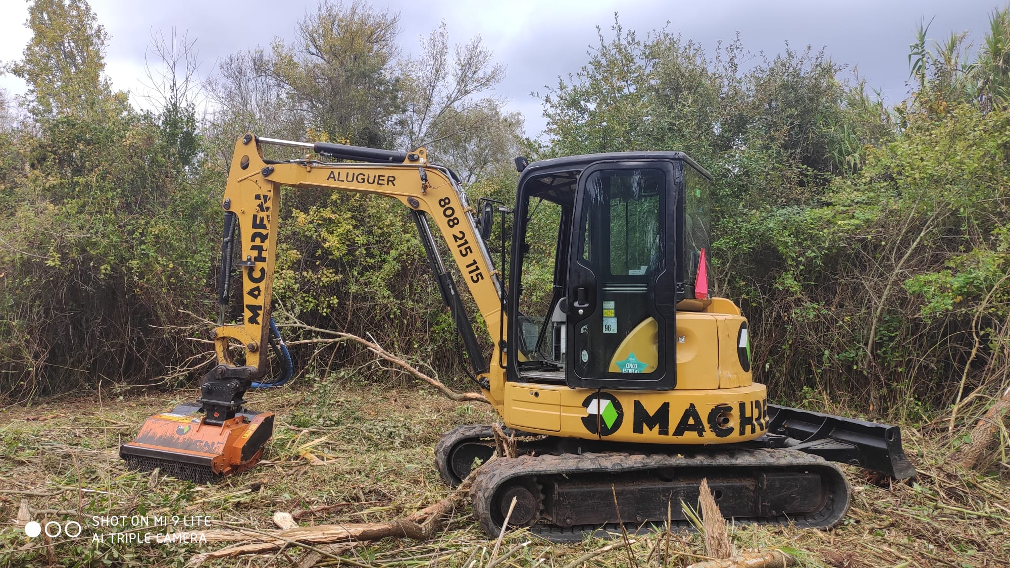 Limpeza completa do terreno, incluindo a remoção de vegetação indesejada, destocamento, remoção de entulhos e nivelamento do solo, preparando a área para o próximo estágio do projeto.